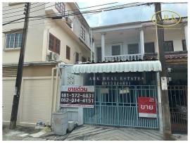 ขายด่วน : ทาวน์เฮ้าส์ หมู่บ้าน ปรางค์ทิพย์ ซอย ลาดพร้าว 95 4 ล้านบาท