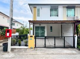 เป็นเจ้าของก่อนราคาขึ้น หมู่บ้านพฤกษา - เทพารักษ์114/2  บ้านทาวเฮ้าส์2ชั้น บ้านสวยพร้อมอยู่ เดินทางสะดวก ใกล้นิคม