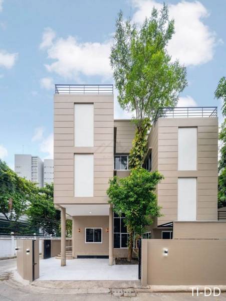 ขายบ้านเดี่ยวรีโนเวทใหม่ 3 ชั้นหลังมุมย่านจตุจักร 375 ตรม. วิภาวดีรังสิต 5 ใกล้ MRT จตุจักร และ BTS หมอชิต ใกล้ห้าง โรงเรียน และมหาวิทยาลัย