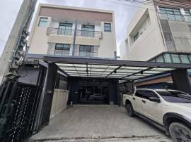 ให้เช่า ออฟฟิศ 3 ชั้น ย่านรามอินทรา นวลจันทร์  ซอยรามอินทรา40 โครงการ DISTRICT ดิสทริค เอกมัย-รามอินทรา 