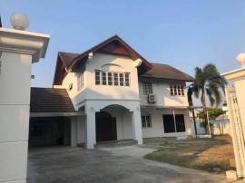 ให้เช่าบ้านเดี่ยว 2 ชั้น 208 ตรว. พร้อมโกดังเก็บของ ซอยลาดปลาเค้า 8 จอดรถได้หลายคัน เหมาะทำออฟฟิศ