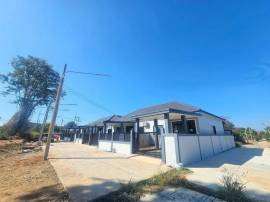  บ้านทาวเฮ้าส์  2นอน 2 น้ำ   ขอบอ่างเก็บน้ำมาบประชัน โป่ง