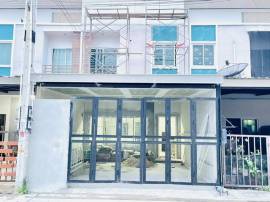 บ้านสไตล์โมเดิร์นเรียบหรู หมู่บ้านหนองตำลึงอมตะชลบุรี  ทาวน์โฮม 2  ชั้น 20 ตรว 3 ห้องนอน 2 ห้องน้ำ   ????  2 ที่จอดรถ 1 โถงใหญชั้นล่าง