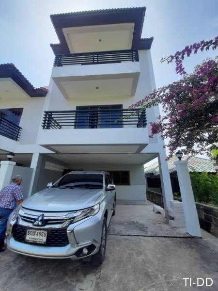 ทาวน์เฮ้าส์ 3 ชั้น Renovate ใหม่ทั้งหลัง หัวหิน จ.ประจวบคีรีขันธ์