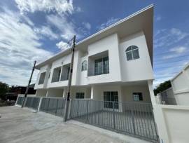 เพื่ออนาคตของครอบครัวที่ดีกว่า บ้านใหม่ในทำเลทองศรีราชา ขาย ทาวน์เฮ้าส์ 2 ชั้น สไตล์มินิมอล ในโครงการ ไพรเวท 8 (Private 8 Khao Nam Sup) 