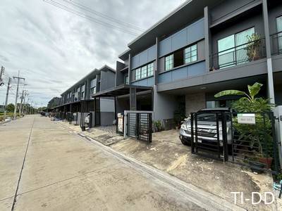 ทำเลดี ราคาจับต้องได้!!! ขายทาวน์โฮม โครงการหมู่บ้านรัตนาธิเบศร์ (Rattanathibet Village) บ้าน 2 ชั้น 2ห้องนอน ราคาล้านต้นๆ เหมาะรีโนเวทมาก!