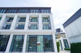 MRT ศรีนุช 1.32 กม. โชว์รูม คลีนิค ให้เช่าอาคารพาณิชย์ 4.5 ชั้นใหม่ 18 ตร.วา. 300 ตร.ม. 3 นอน 4 น้ำ ธัญญะ ช็อปปิ้ง พาร์ค 1.6 กม.