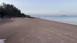 ที่ดินบ้านพร้อมโอนเจ้าของขายเอง ขายที่ดินใกล้หาดบางเบิด ติดถนนทางหลวง ใกล้หาด1 กม. +ขนาดที่ดิน 50-1-18 ไร่ โฉนดครุฑแดง พร้อมโอน ไร่ล่ะ 8 แสน