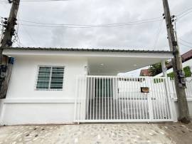  แฝดหลังริมชั้นเดียว  บ้านรีโนเวทใหม่เฟอร์นิเจอร์ใหม่ทั้งหลัง