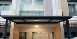  ให้เช่าทาวน์โฮม 3 ชั้น กรุงเทพ ใกล้ สนามบินสุวรรณภูมิ  พร้อม อยู่ พร้อม เฟอร์นิเจอร์ ให้เช่ารายเดือน ระยะสั้นได้