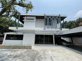 ให้เช่าบ้านเดี่ยว 2 ชั้น 200 ตรว. 6 ห้องนอน รัชดา 19 (วิภาวดี 16) ใกล้ MRT รัชดา 900 เมตร ที่จอดรถกว่า 10 คัน