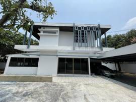 ให้เช่าบ้านเดี่ยว 2 ชั้น 200 ตรว. 6 ห้องนอน รัชดา 19 (วิภาวดี 16) ใกล้ MRT รัชดา 900 เมตร ที่จอดรถกว่า 10 คัน