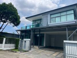 เช่าบ้านเดี่ยวหลังมุมพร้อมอยู่ 4นอน 3 น้ำ พร้อมสวนและเฟอร์ครบ เศรษฐสิริ ศรีนครินทร์-พระราม 9