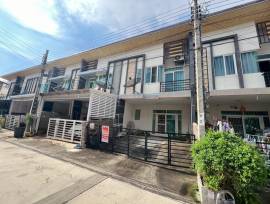 กัสโต้ บางนา-สุวรรณภูมิ ทาวน์โฮม 88/72  ซอย 1 ตำบลศรีษะจรเข้ใหญ่ อำเภอบางเสาธง จังหวัดชลบุรี 