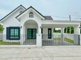 ขายบ้านใหม่ใกล้แหลมฉบัง ชลบุรี บ้านสร้างใหม่มือ1ใกล้ฮาเบอร์มอลล์แหลมฉบัง ขายบ้านเดี่ยวชั้นเดียวใกล้แหลมฉบัง สไตล์อังกฤษ 52 - 83 ตารางวา