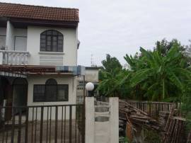 ทาวน์เฮ้าส์ 2 ชั้น ห้องมุม  40 ตารางวา หมู่บ้านบัวทองแลนด์ ติดถนนไทรน้อย