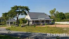 ขายบ้านสวนสไตล์รีสอร์ทติดคลอง การเดินทางสะดวก 15 นาทีถึงตลาดบ้านนา การรักษาความปลอดภัยและความสะอาดในโครงการดีเยี่ยม