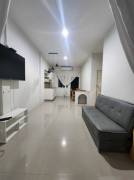 หมู่บ้านราชพฤกษ์ ห้องริม – สุราษฎร์ธานี 2 ห้องนอน ห้องน้ำในห้องนอน 1 ห้อง จอดรถยนต์ได้ 1 คัน